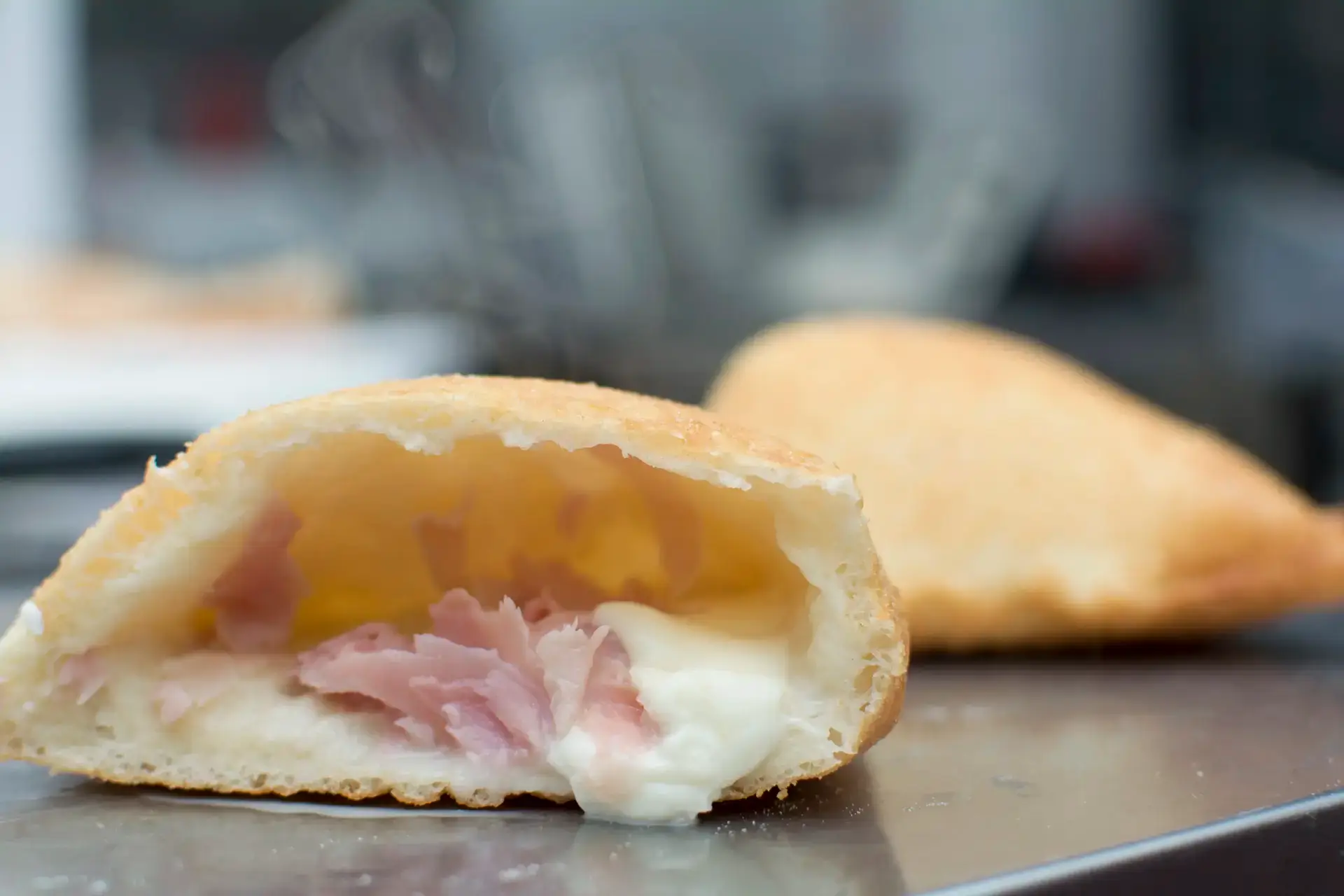 Calzoni fritti e specialità napoletane de L'Angolo del Calzone a Salerno